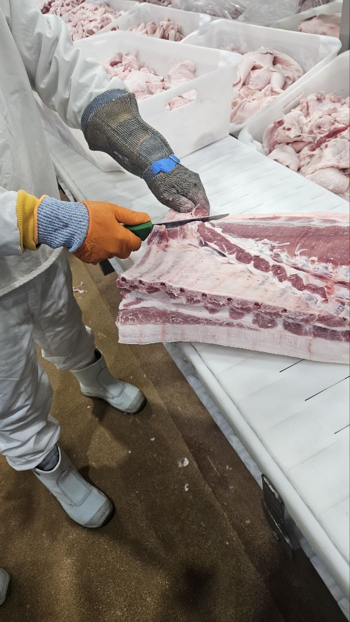 Manual pork trimming with PPE