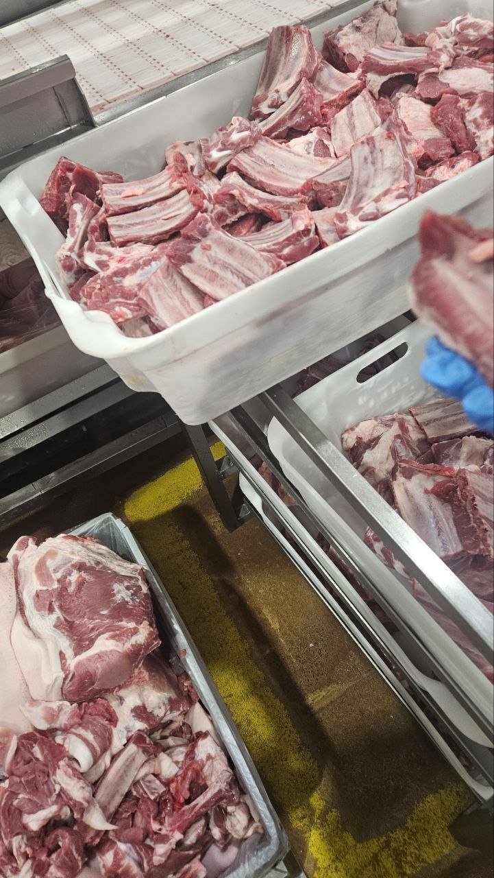 Bone in pork cuts and raw material handling